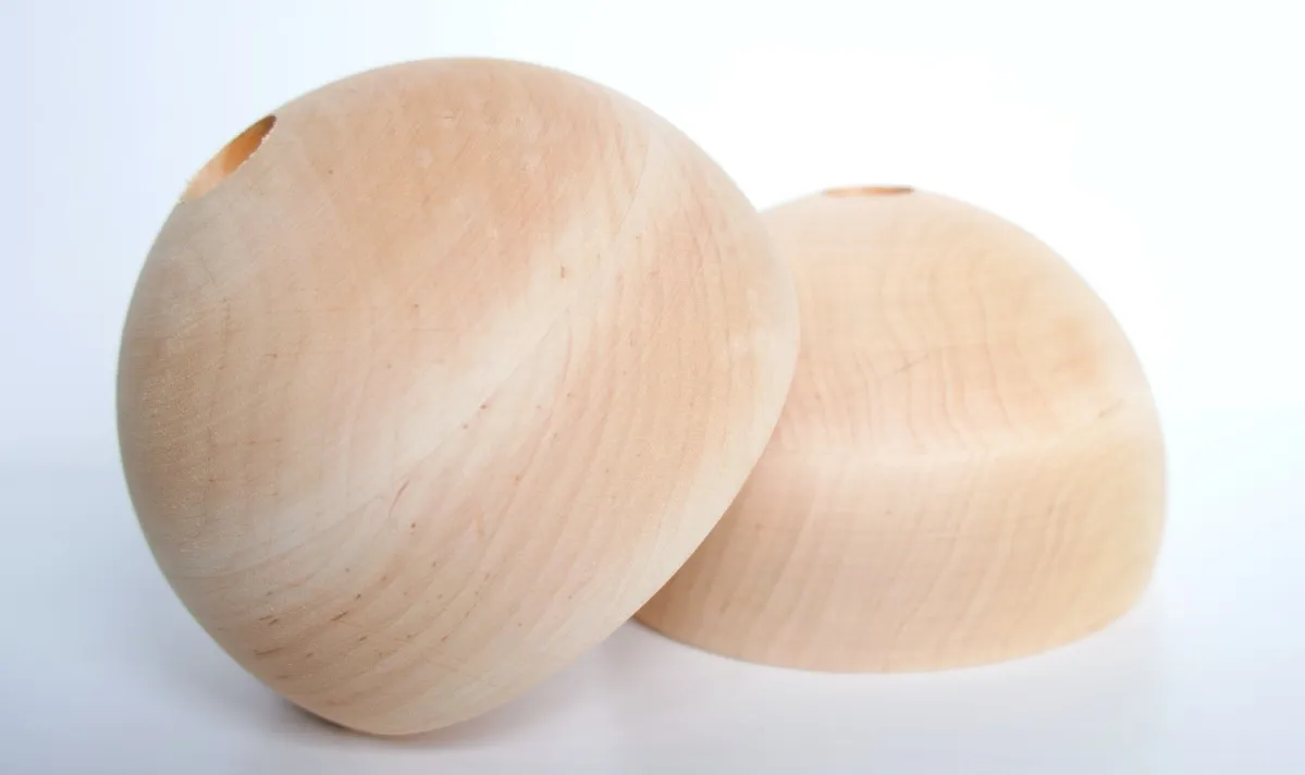 Witch holds Wooden Hemisphere demi-boule bois