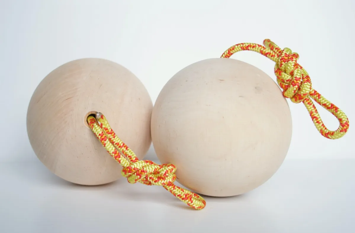 Witch holds Wooden Ball boule bois