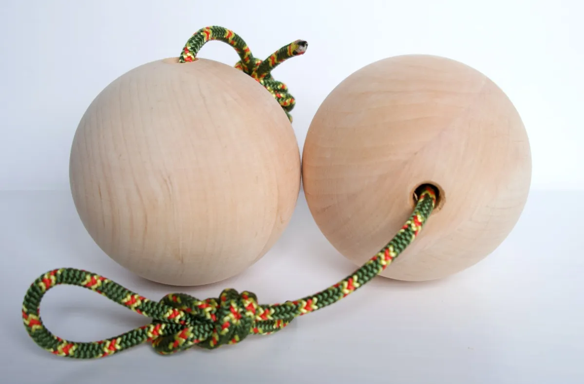 Witch holds Wooden Ball boule bois