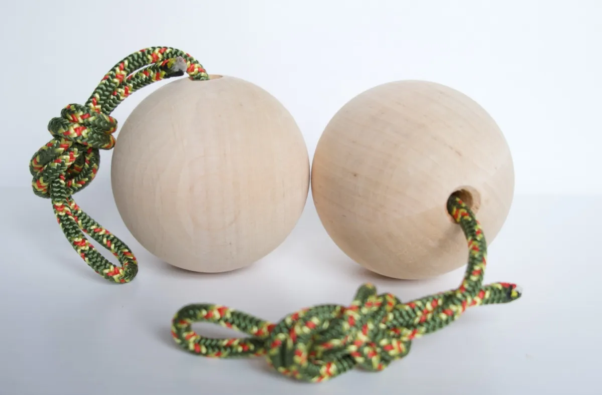Witch holds Wooden Ball boule bois