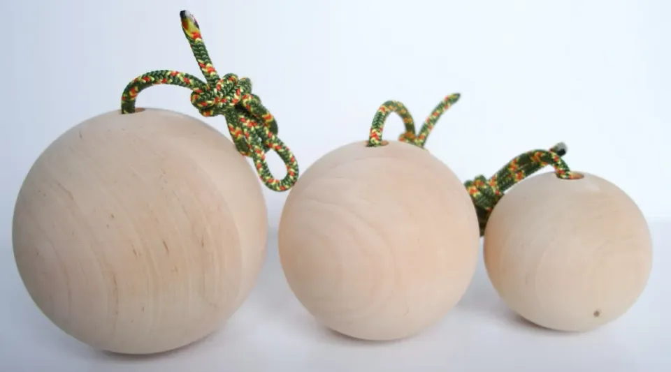 Witch holds Wooden Ball boule bois
