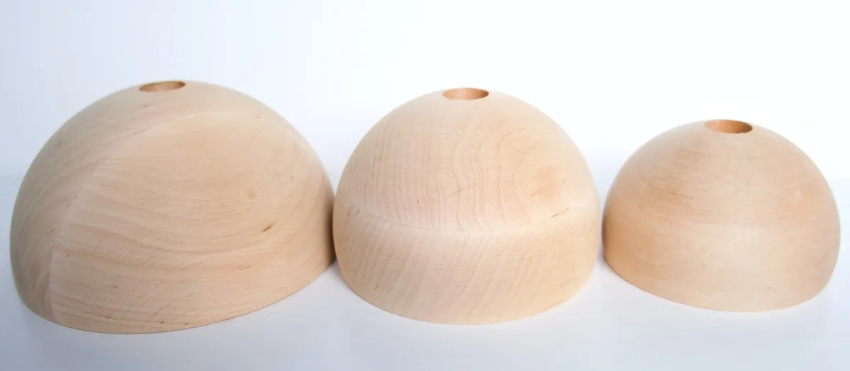 Witch holds Wooden Hemisphere demi-boule bois