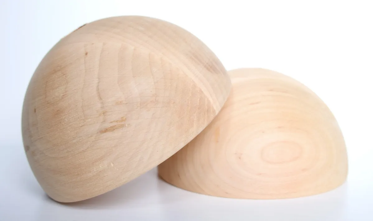 Witch holds Wooden Hemisphere demi-boule bois